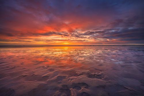 Zonsondergang boven de Maasvlakte bij Rotterdam op een prachtige avond