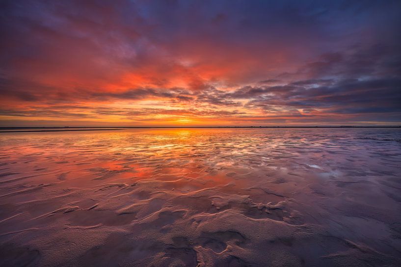 Sonnenuntergang über der Maasvlakte bei Rotterdam an einem schönen Abend von Bas Meelker
