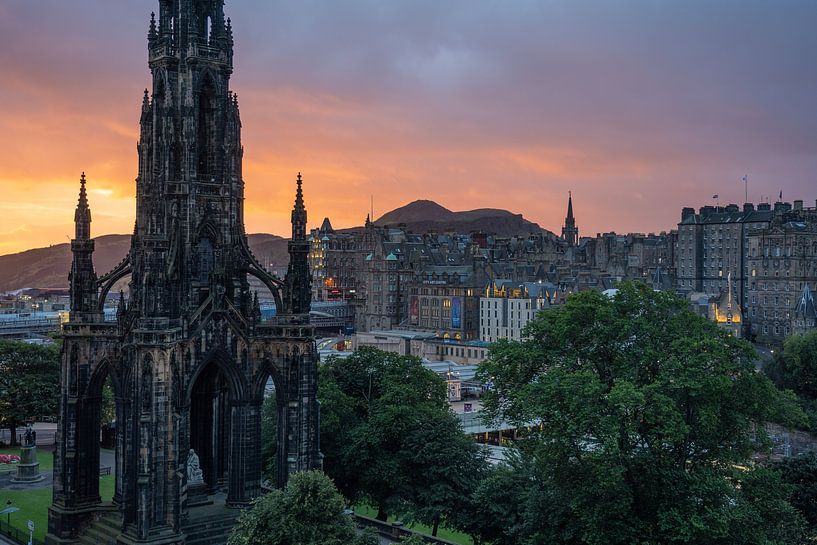 When Edinburgh awakes by Thea.Photo