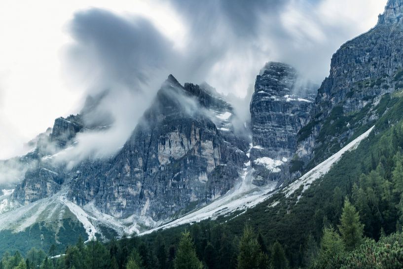 Nuages hivernaux dans les Alpes photographiés avec une vitesse d'obturation lente par Hidde Hageman
