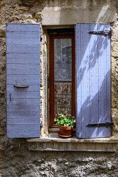 Lila raamluiken in Frankrijk van Peter Bartelings