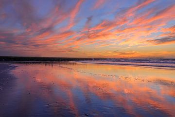Sonnenuntergang Hook of Holland Beach. von delkimdave Van Haren