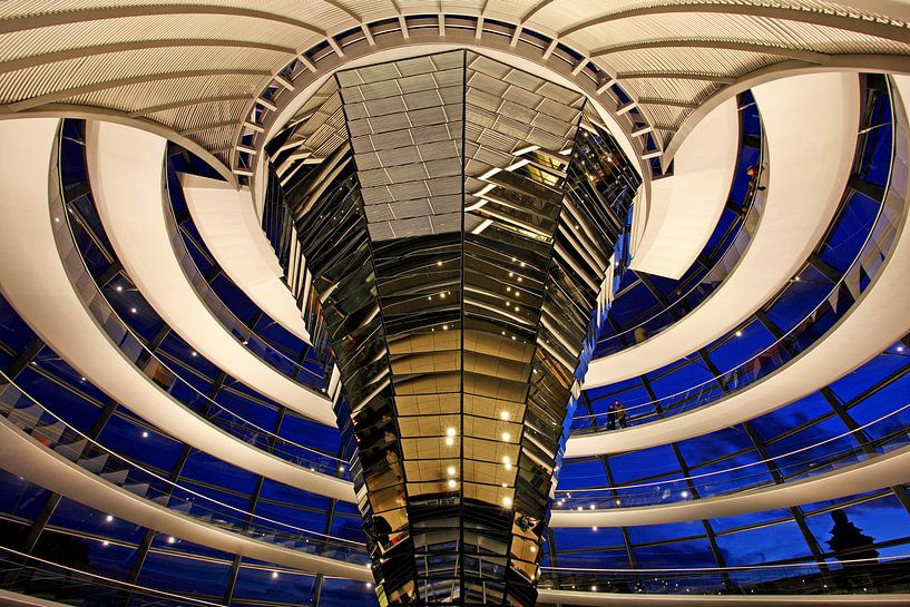 In der Kuppel des Berliner Reichstagsgebäudes von Frank Herrmann