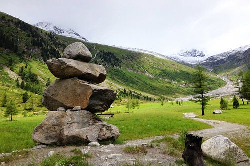 Panneau indicateur réalisé à partir de blocs erratiques empilés dans la vallée de l'Ahrn