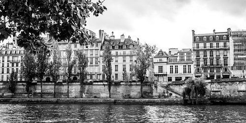 Historische gebouwen in zwart wit langs de kade van de Seine in Parijs.