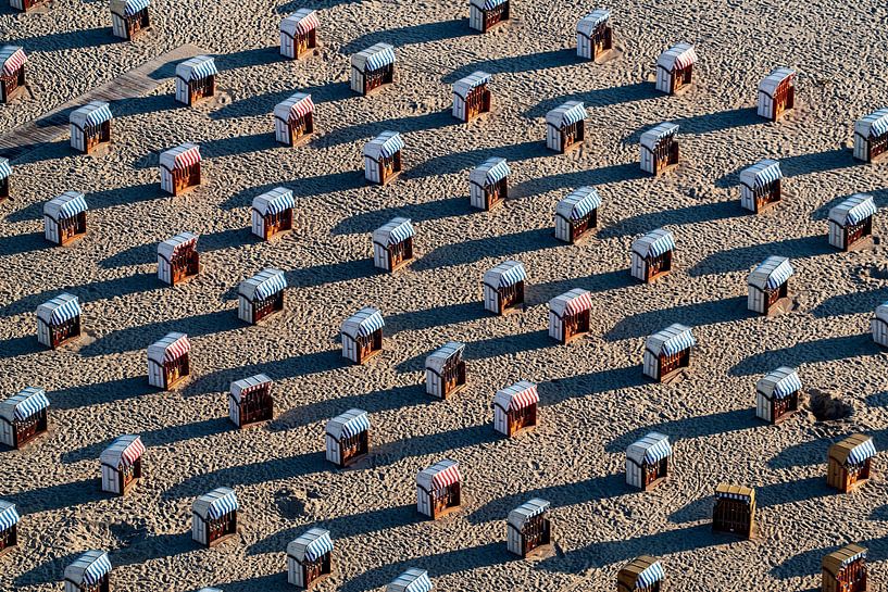 Strandstoelen met licht en schaduw van Thomas Riess