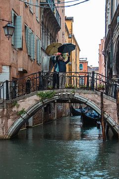 Brug over de grachten van Venetie, Italie van Marco Leeggangers