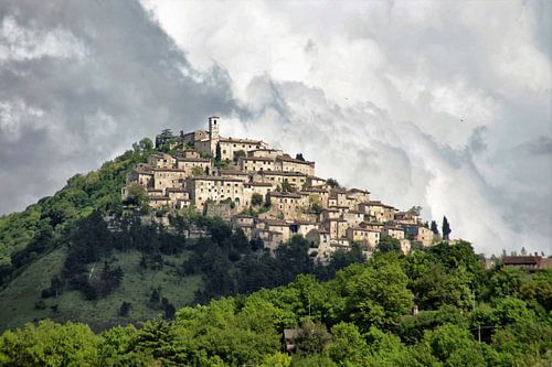 landschap van dorpje in italie op de berg en in de wolken
