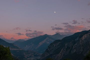 Maanopkomst boven de Maurienne-vallei, Frankrijk van Imladris Images