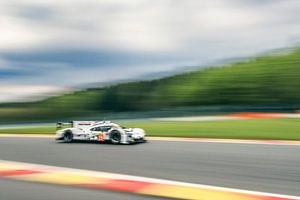 Porsche 919 Hybrid Le Mans Prototyp-Rennwagen bei der Fahrt durch Les Combes
