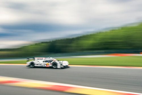 Porsche 919 Hybrid Le Mans Prototype racewagen rijdt door Les Combes
