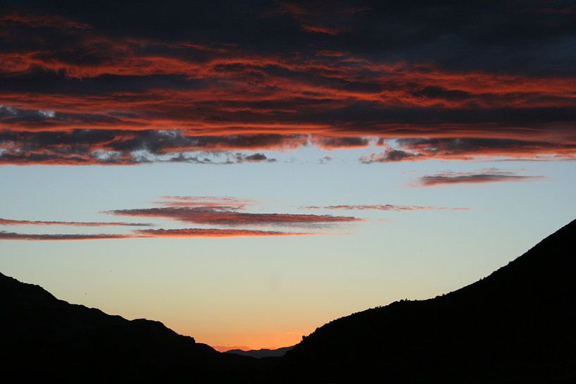 Uitzicht met roze wolkenlucht von Anouk Davidse