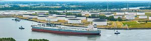 Anlegen eines Öltankschiffs im Hafen von Rotterdam von oben gesehen