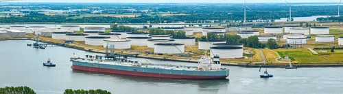 Een olietankschip meert aan in de haven van Rotterdam, van bovenaf gezien