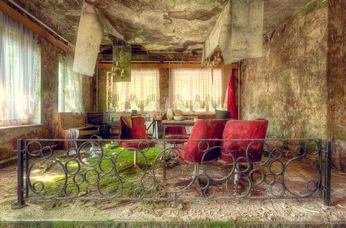 Salle à manger dans un bâtiment abandonné.