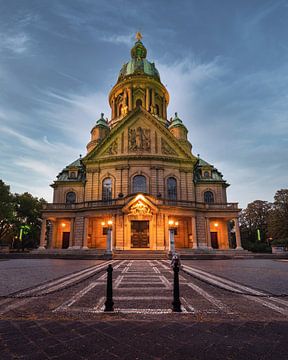 Christus Kerk Mannheim na zonsondergang