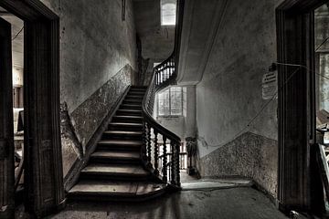 Urbex trappenhuis in een verlaten kasteel van Dyon Koning
