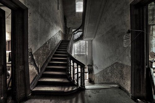Escalier Urbex dans un château abandonné sur Dyon Koning