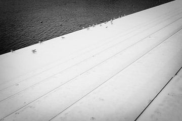 Verschneite Treppen am Oeverwal in Maastricht von Streets of Maastricht