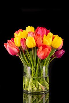 Groot kleurrijk boeket tulpen in grote glazen vaas van Photo Art Thomas Klee