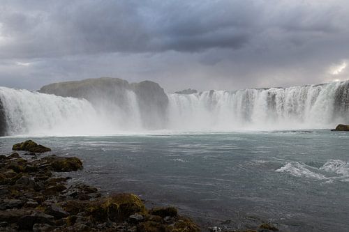 Mitten im Godafoss Wasserfall