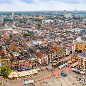 Panorama foto van de Grote Markt en de skyline van Groningen. van Jacco van der Zwan
