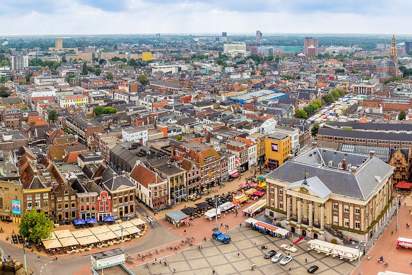 Panorama foto van de Grote Markt en de skyline van Groningen. van Jacco van der Zwan