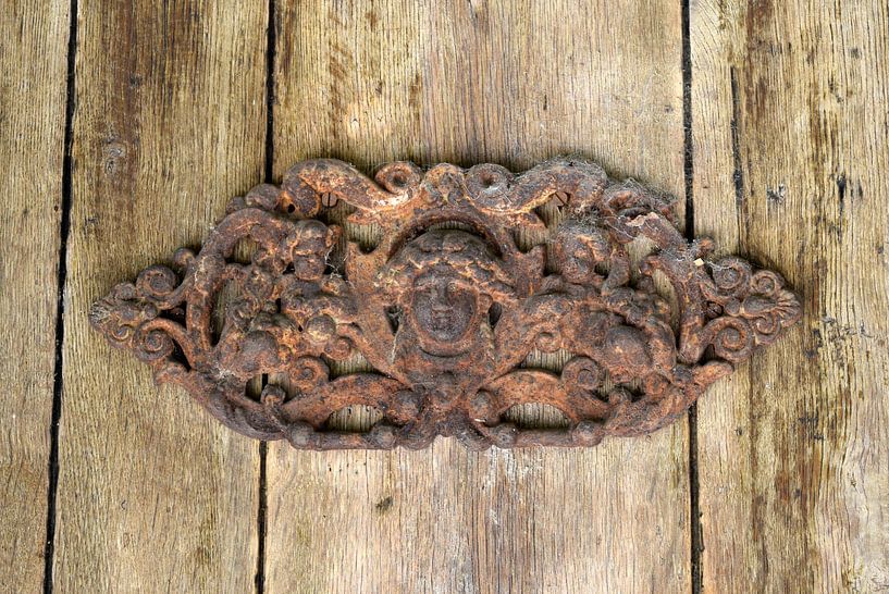 Verroest ornament op een oude houten deur van Nicolette Vermeulen