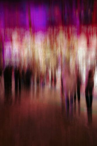 Kermis in de avond - mensen bij de botsautootjes