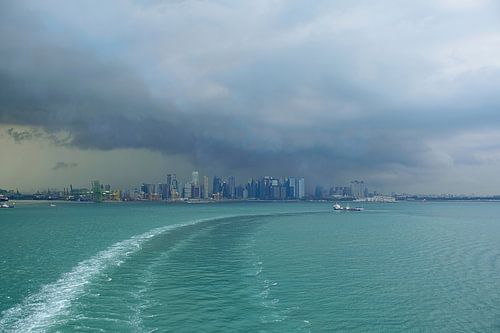 Een indrukwekkend onweer boven Singapore