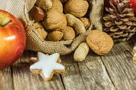 Kerstmis voedsel samenstelling met noten in kerstman zak, rode appel van Alex Winter thumbnail