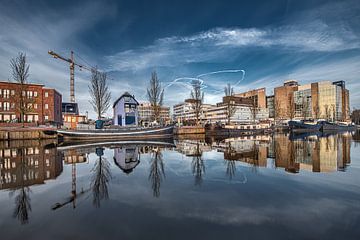 Der Harlinger Trekweg in Leeuwarden spiegelt sich im stillen Wasser. von Harrie Muis