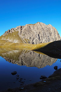 Ein eindrucksvolles Naturbild aus den Lechtaler Alpen, geprägt von schroffen Gipfeln, klarer Bergluft und unberührter Wildnis.