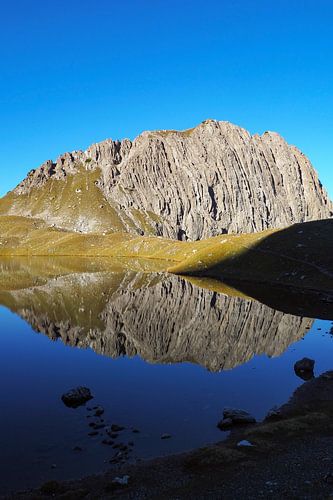 Een indrukwekkend natuurbeeld van de Lechtaler Alpen, gekenmerkt door ruige toppen, heldere berglucht en ongerepte wildernis.