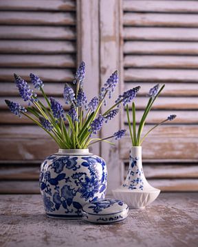 Still life Blue grapes in ginger jar (Muscari) by Oda Slofstra