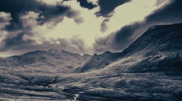 De Highlands, de Schotse Hooglanden, zijn beroemd om hun schilderachtige landschap. Eiland van Skye van Jakob Baranowski - Photography - Video - Photoshop
