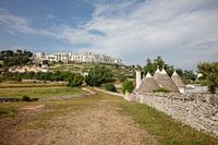 Zicht op Ostuni met Trulli boerderij op voorgrond, Italië