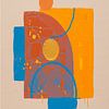 Minimalistisches und abstraktes Kunstwerk in Beige-, Azurblau- und Orangetönen von Studio Pieternel