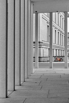 Oranje fiets op het Museumsinsel in Berlijn