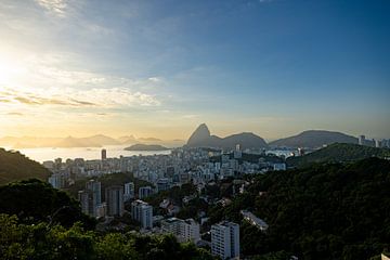 Panoramische uitkijk van de stad Rio de Janeiro, inclusief de Suikerbroodberg van Esther esbes - kleurrijke reisfotografie