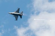 F-16 Fighting Falcon gebruikt chaff van Wim Stolwerk thumbnail