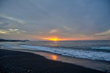 Gentle morning on the lava beach - sunrise in Candidasa, Bali by Roith Fotografie