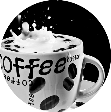 Vallende koffiebonen in een koffie tas met melk van Geert D