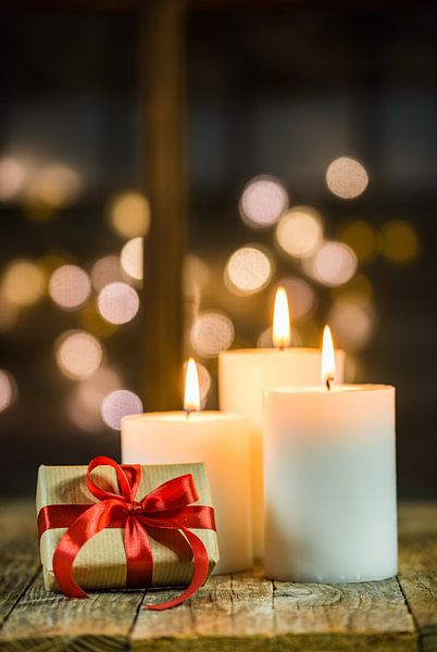 Drei weiße Weihnachtskerzen von Alex Winter