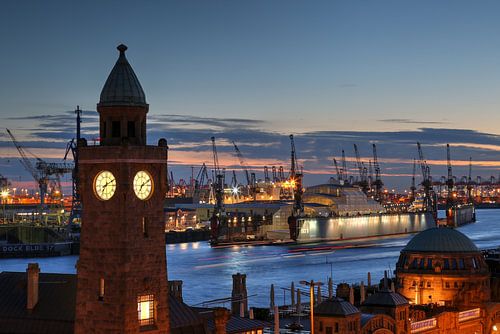 Hamburg - Landing stages at night