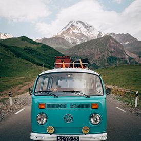 Fourgon Volkswagen dans les montagnes du Caucase en Géorgie | Photographie de voyage sur Milene van Arendonk
