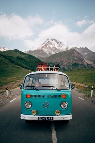 Volkswagenbusje in de Kaukasus bergen van Georgie | Reisfotografie