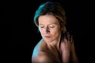 Low-Key-Studio-Porträt einer 35-jährigen weißen Frau mit nacktem von Werner Lerooy Miniaturansicht