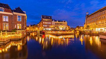 Zomers Stadsgezicht binnenstad van Leiden in Nederland