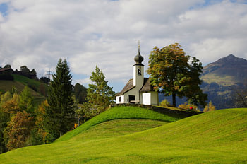 Petite chapelle dans les montagnes